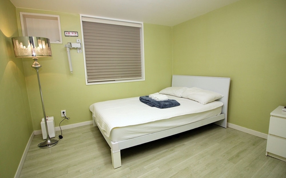 Room (Room 305)