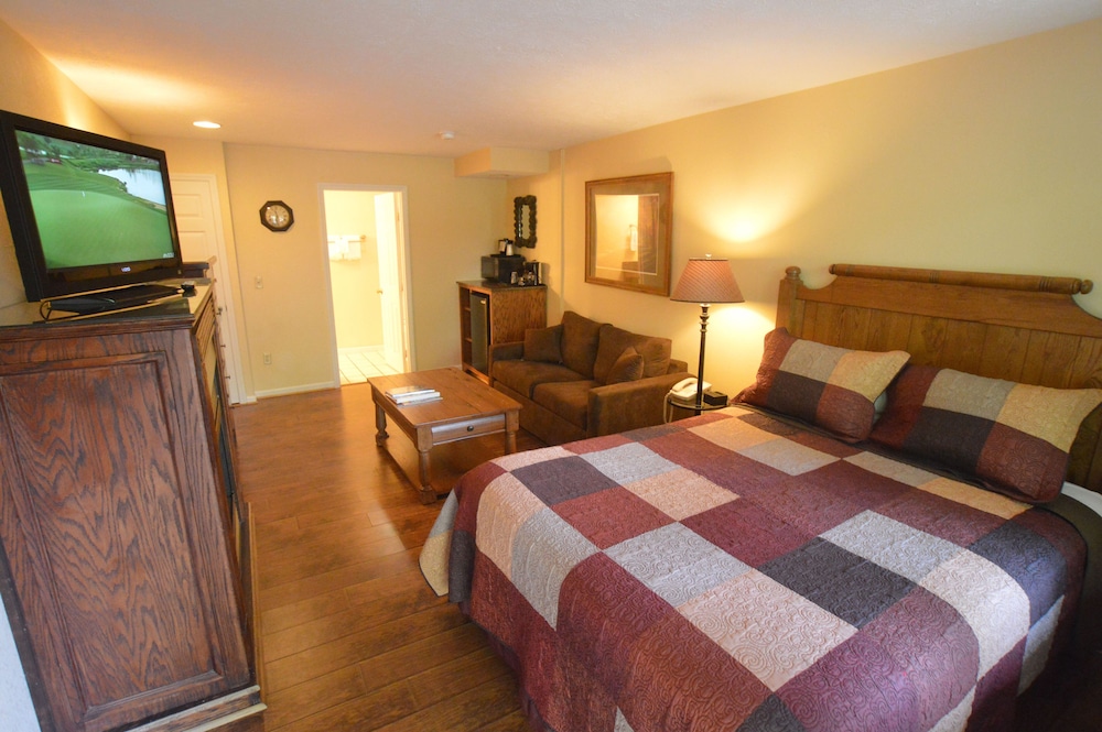 Creekside with Fireplace Room photo 1