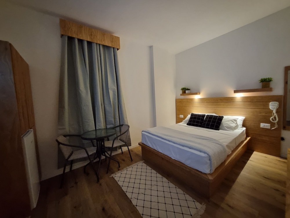 Basic Studio, 1 Queen Bed, Non Smoking, Refrigerator