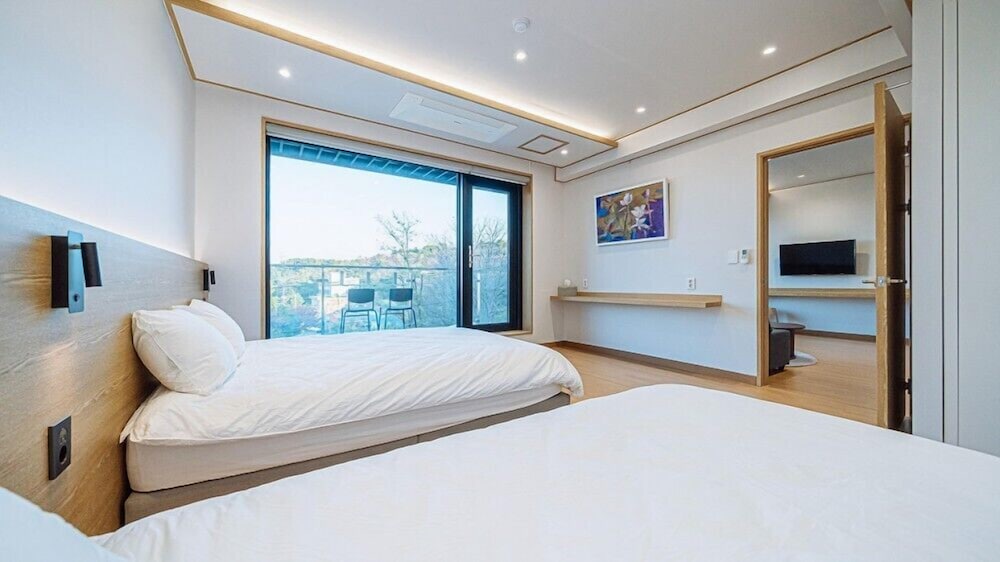 Room (203) photo 2