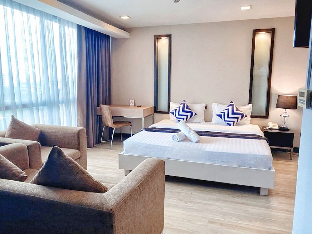 Junior Studio, 1 King Bed (Junior Suite King) photo 1