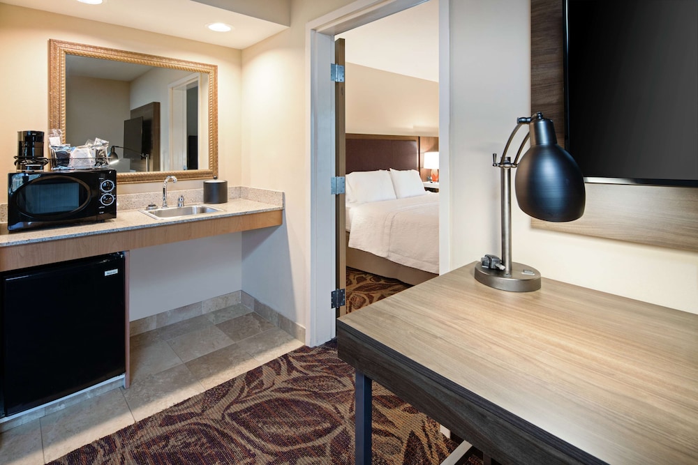 Suite, 1 King Bed, Accessible, Non Smoking - Photo 4