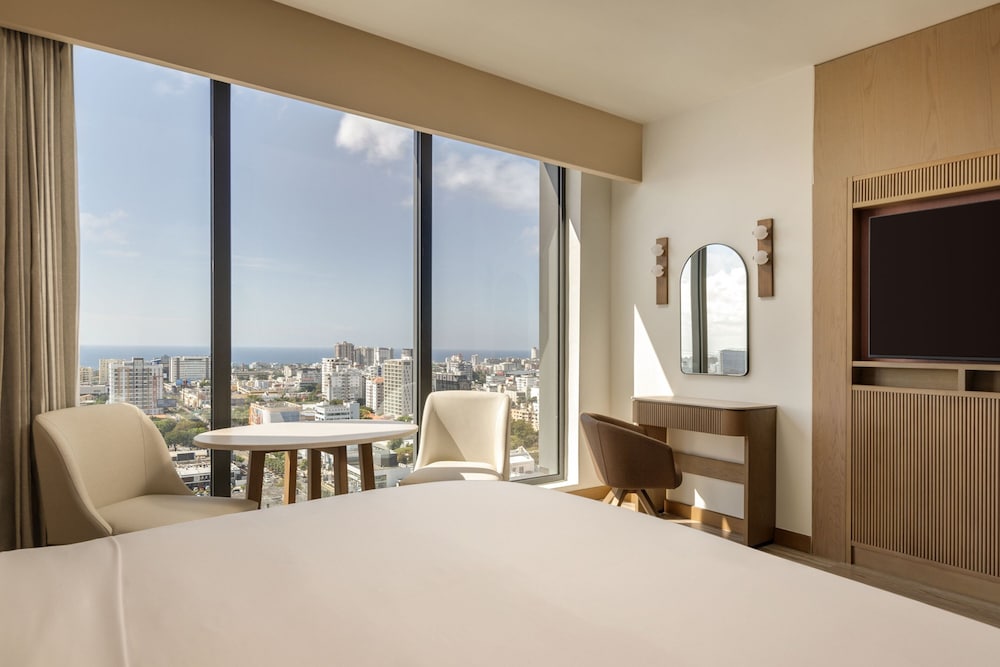 Deluxe Room, 1 King Bed, City View - Photo 3
