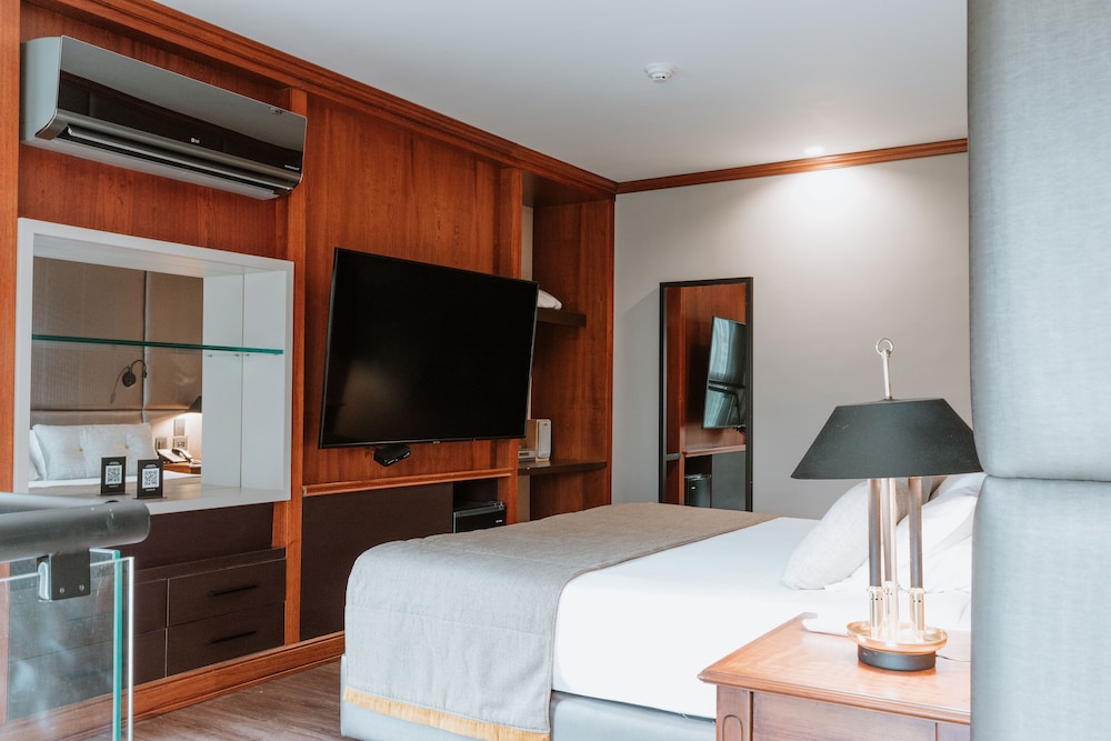 Executive Suite - Photo 1
