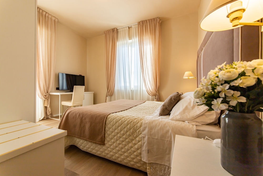 Superior Double or Twin Room, Sea View - Photo 1