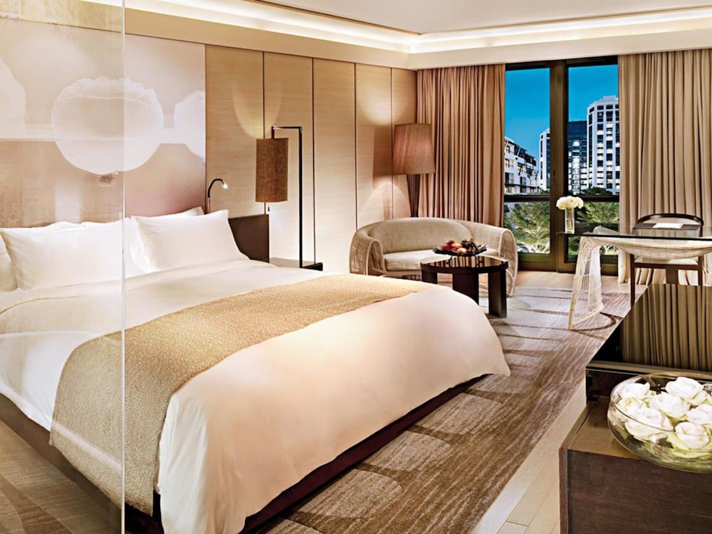 Deluxe Suite (Executive Lounge Benefit) thumbnail 5