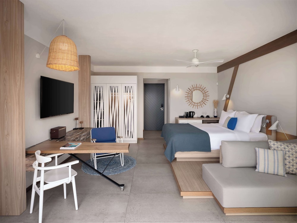 Junior Suite (Sapphire Zen Suite with outdoor jetted tub)