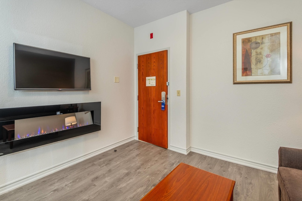 2 Queen Beds, Sofa Bed, 2 Room Suite - Photo 5