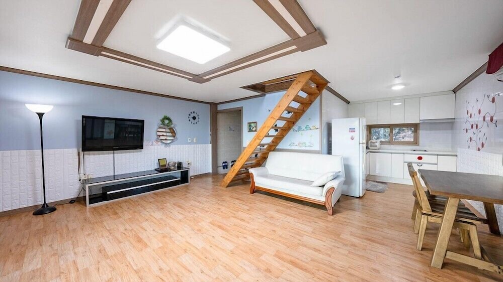 Room (203) photo 3