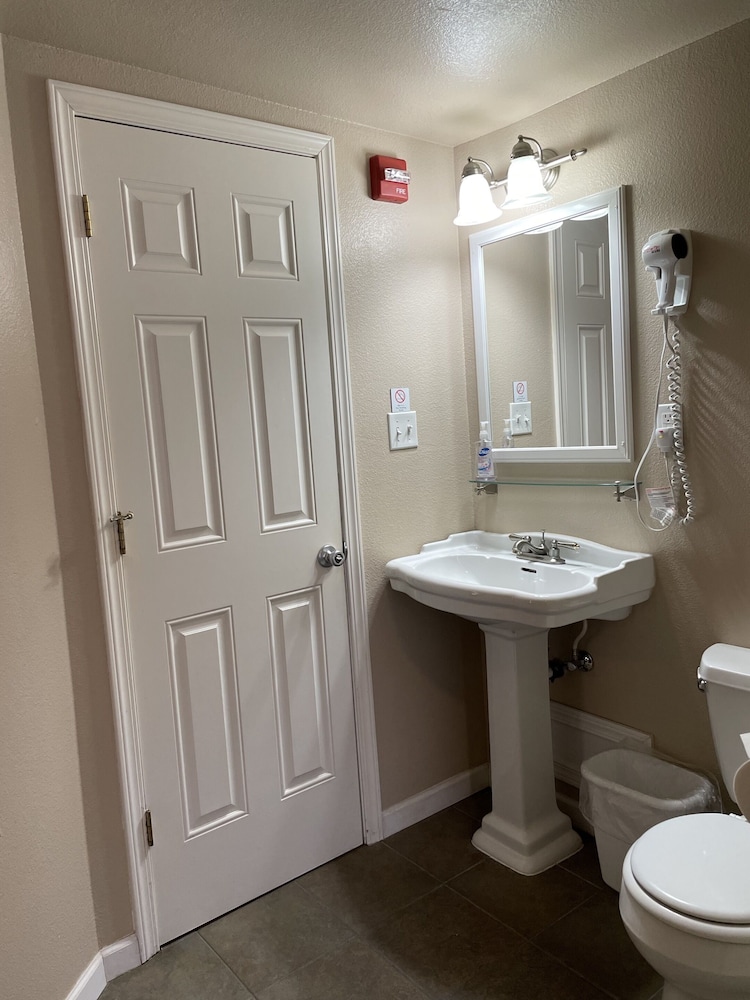 Economy Twin Room, Shared Bathroom (Rm13- No A/C No Breakfast) photo 3