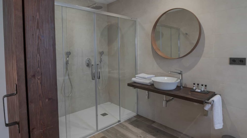 Deluxe Room - Photo 11