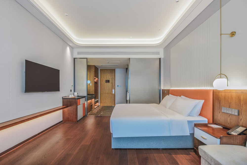 Superior Room, 1 King Bed photo 3