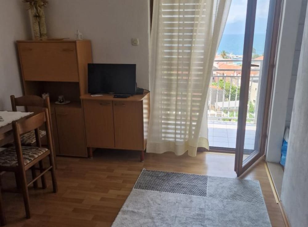 Apartment (One Bedroom Apartment with Balcony an)