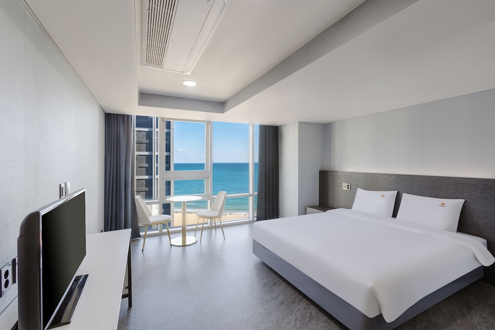 Deluxe King Half Ocean View - Photo 3