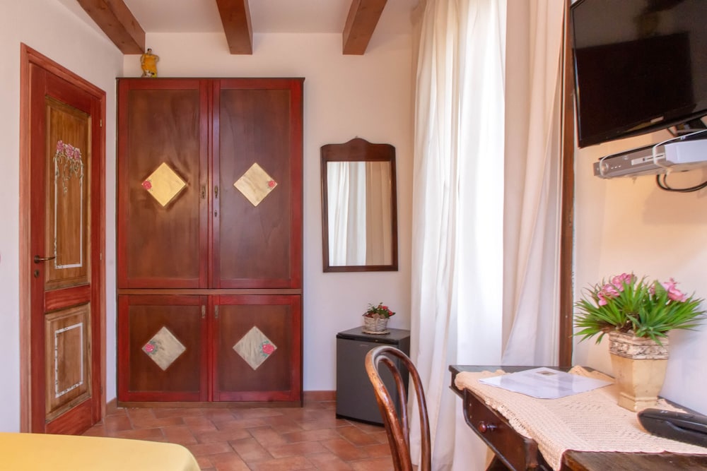 Basic Double Room photo 2