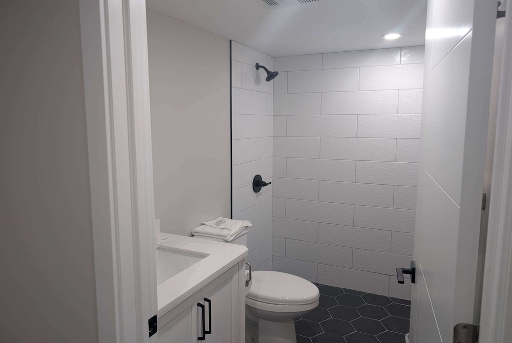 Suite, 1 Queen Bed, Non Smoking, Kitchenette (Walk-In Shower) - Photo 6