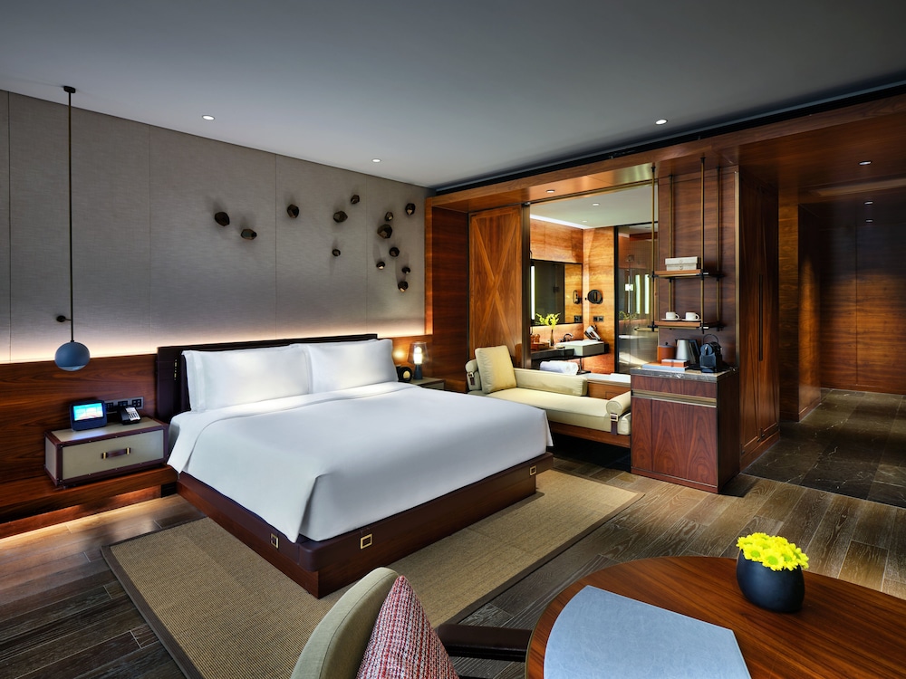 Superior Room, 1 King Bed, Balcony (Garnet) photo 1