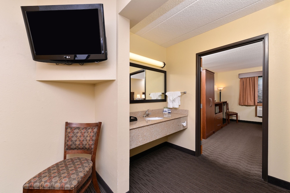 Deluxe Suite, 1 King Bed with Sofa bed, Non Smoking, Hot Tub - Photo 5