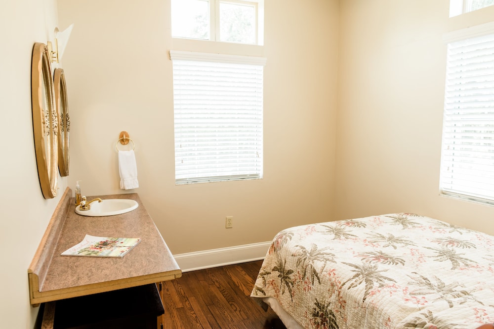 Deluxe Suite, Kitchen, Partial Lake View photo 1