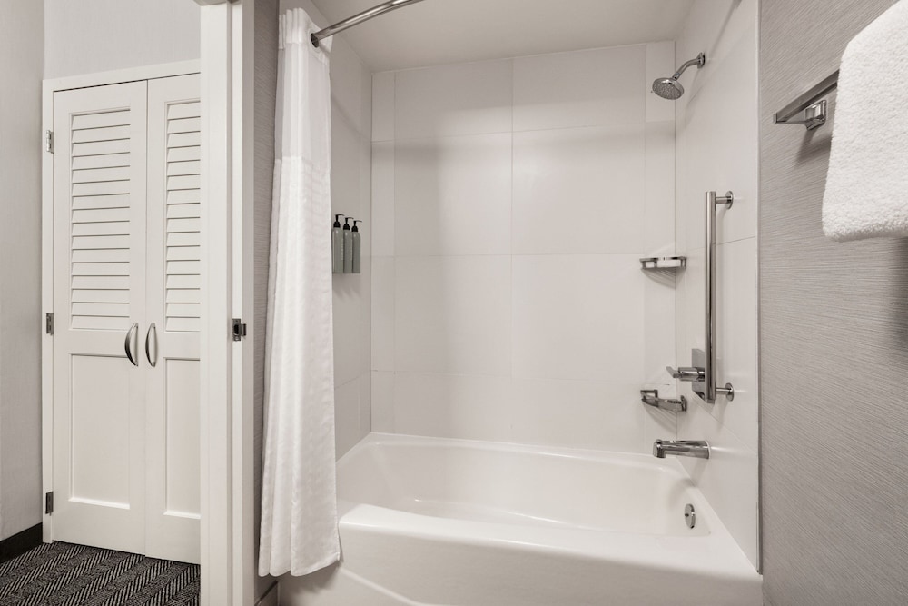 Suite, 1 Bedroom, Balcony - Photo 8