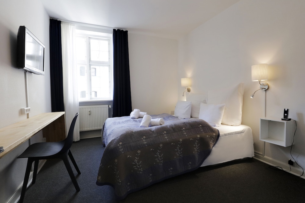 Economy Double Room thumbnail 6