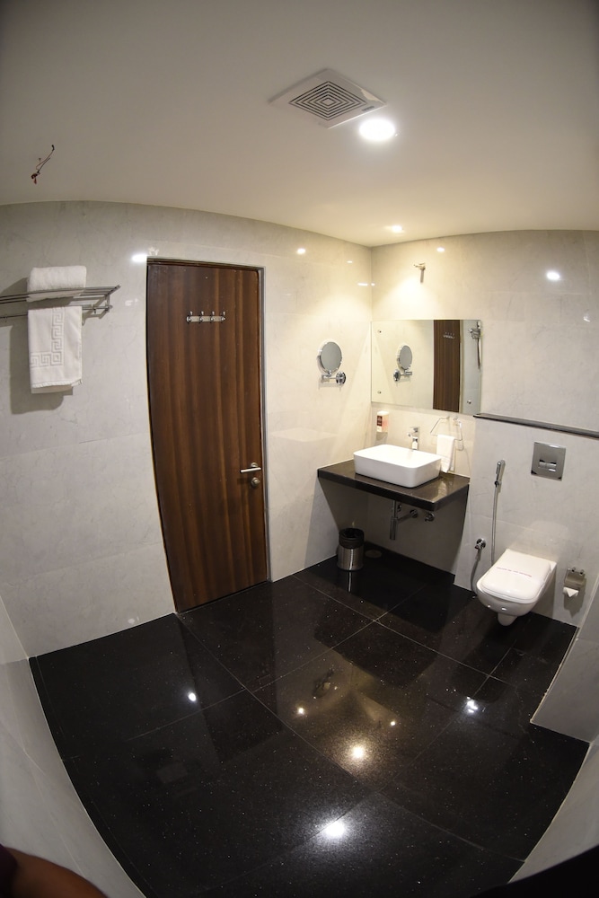 Superior Suite, 1 King Bed, City View photo 2