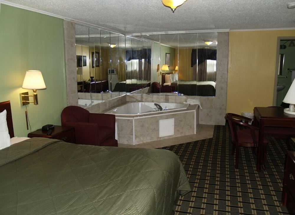 Premium Suite, 1 King Bed, Smoking, Hot Tub photo 2