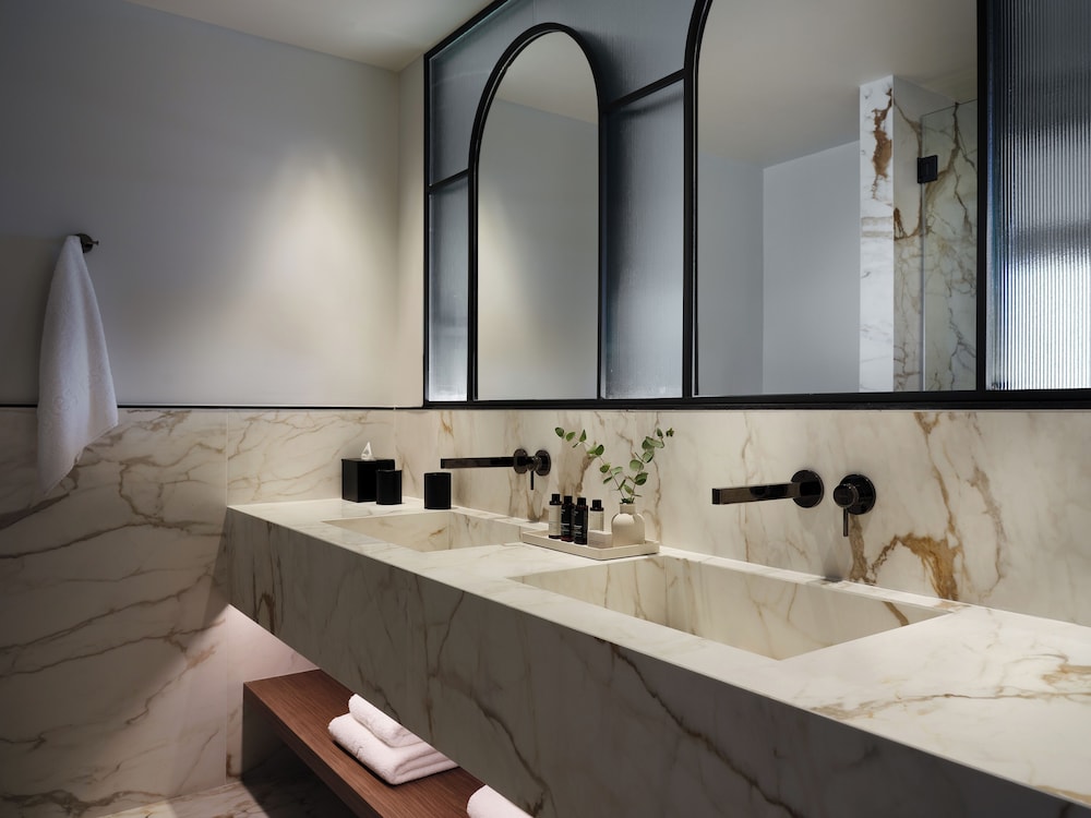 Deluxe Junior Suite Sea Front thumbnail 6