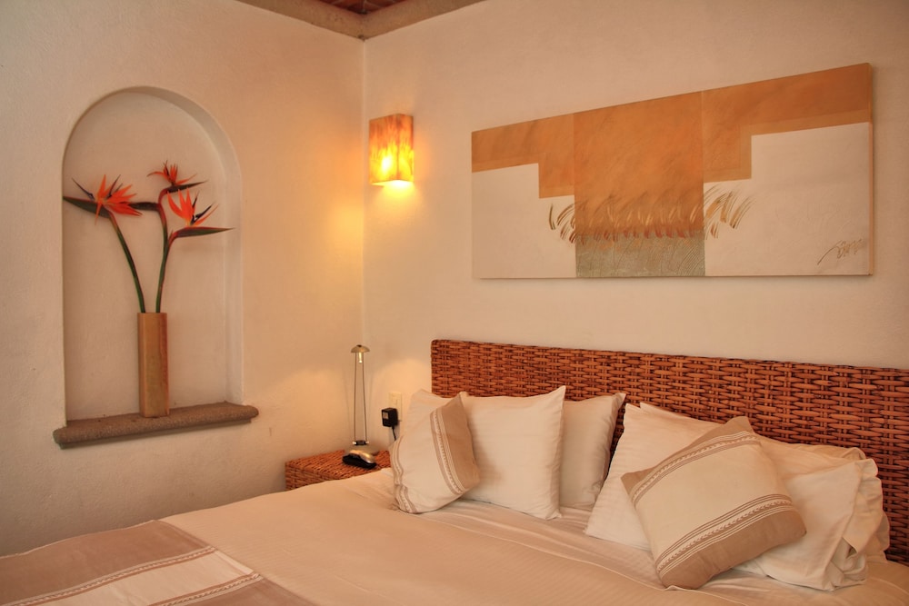 Romantic Suite with a Bathtub - Photo 4