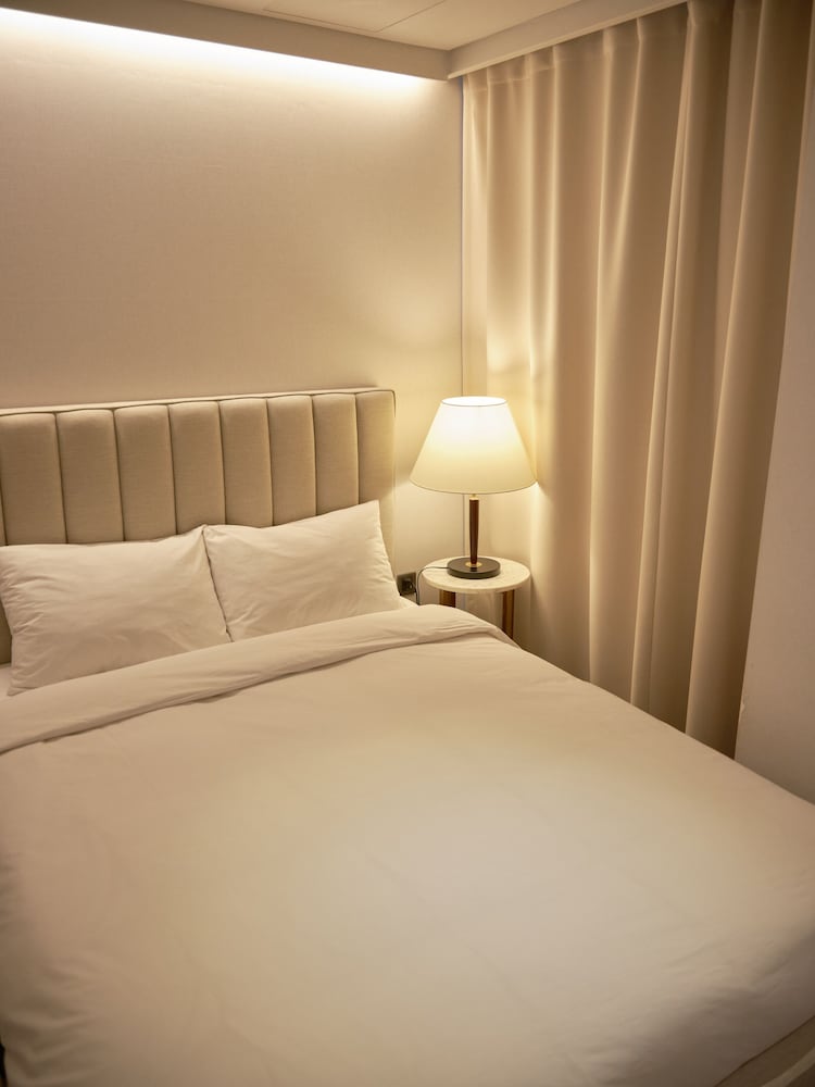 Main Building Suite (Randomly Selected) - Photo 4