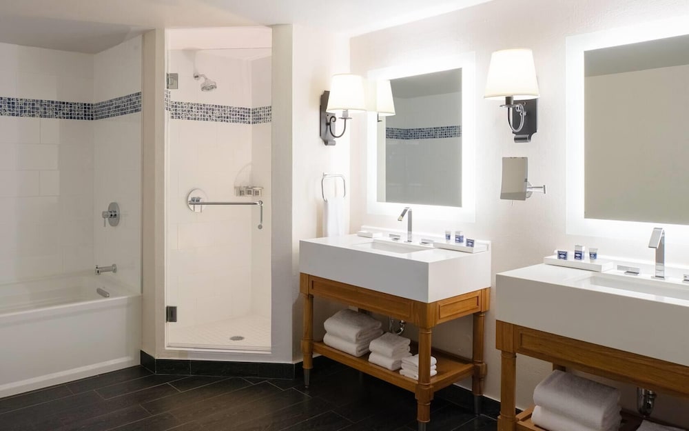 Suite, 1 King Bed, Ocean View (atlantic)