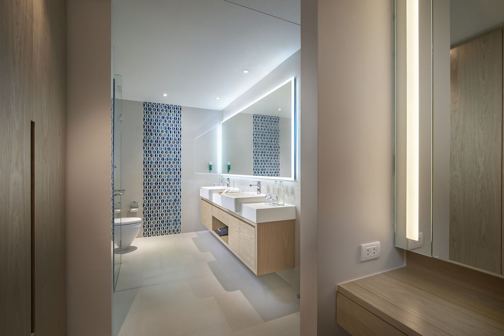 Suite, 1 Bedroom (Pool View) - Photo 4
