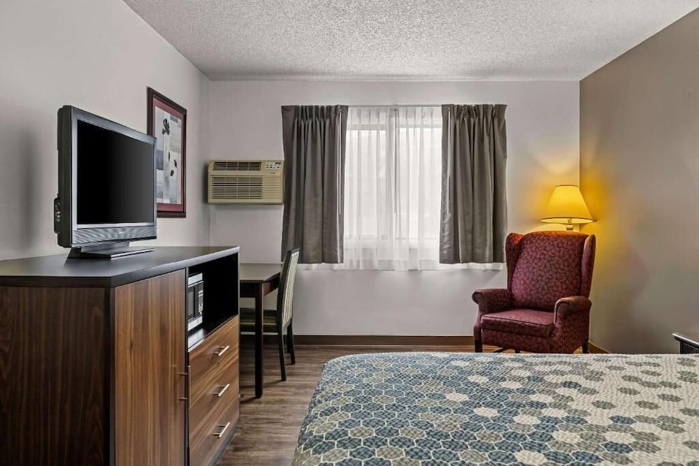 Standard Room, 1 King Bed, Accessible Bathtub, Non Smoking photo 3