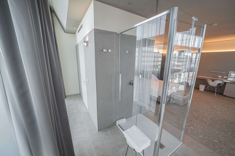 Deluxe Room, 1 King Bed, Non Smoking - Photo 8