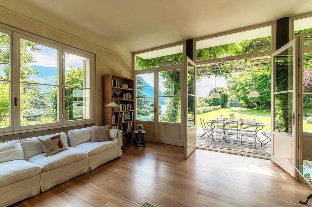 Villa, Lake View