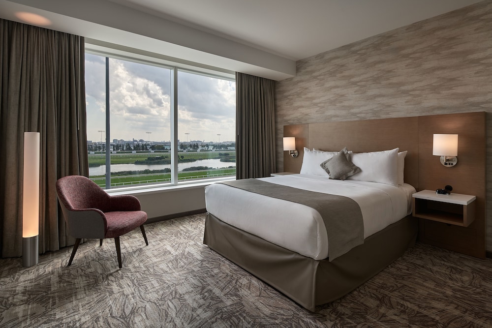 Racetrack Two Bedroom Suite King, Queen thumbnail 5