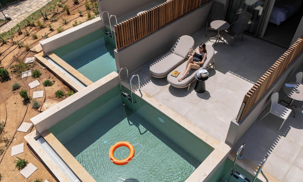 Executive Junior Suite with Private Pool & Sea View - Photo 20