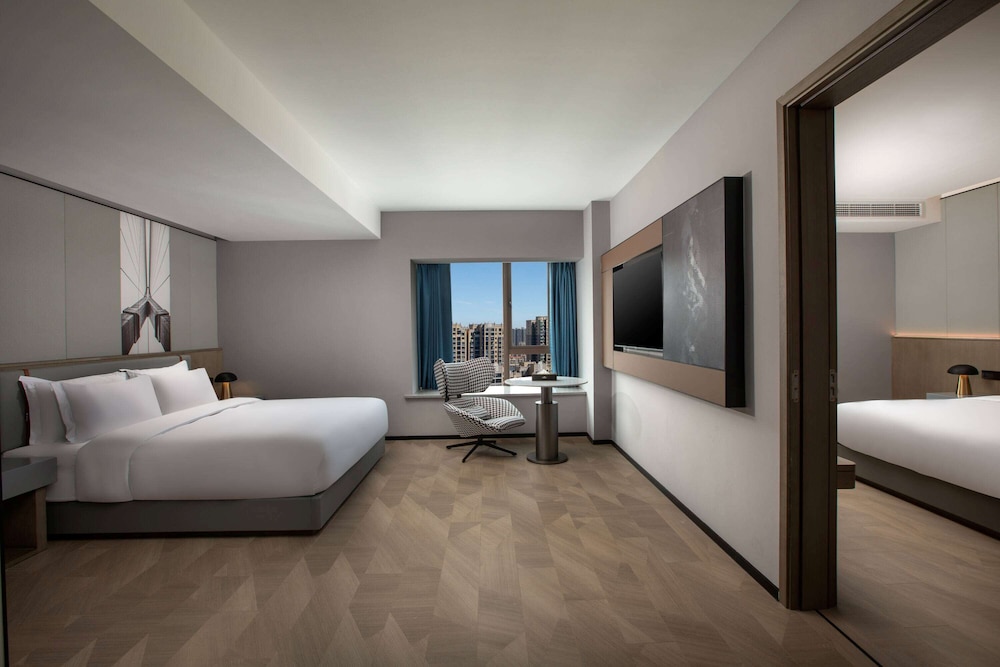 Suite, Non Smoking (Caring, 2 King Beds)