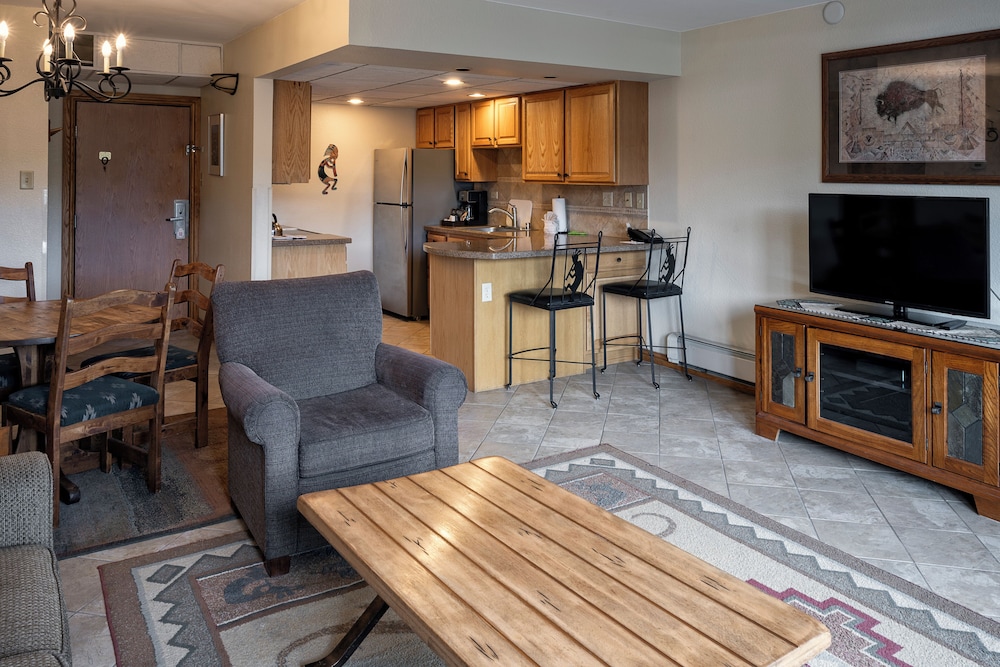 Suite, 1 Bedroom - Photo 12