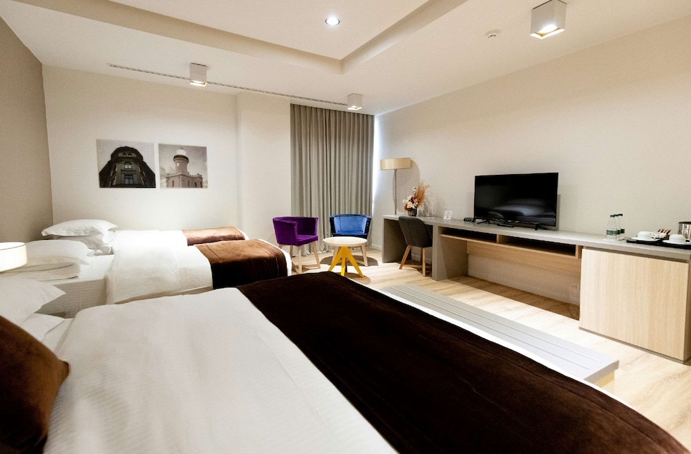 Family Room, Multiple Beds, Non Smoking, Bathtub photo 2