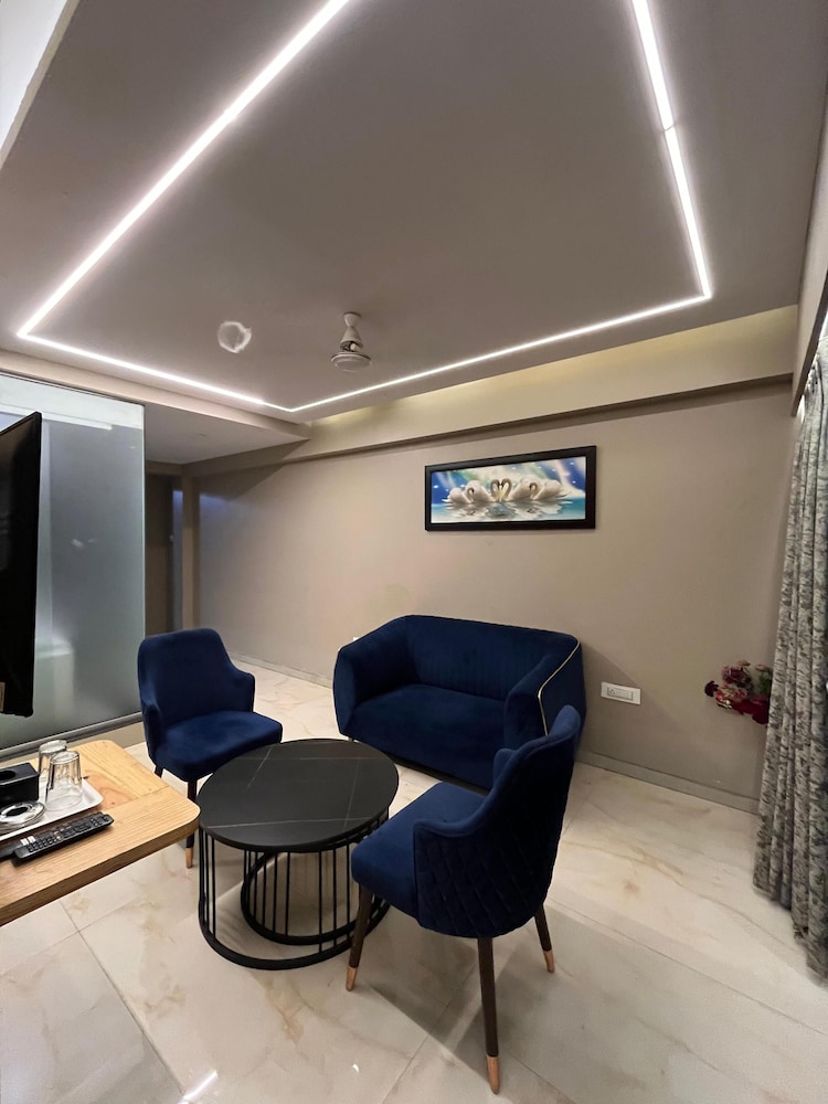 Luxury Suite - Photo 4