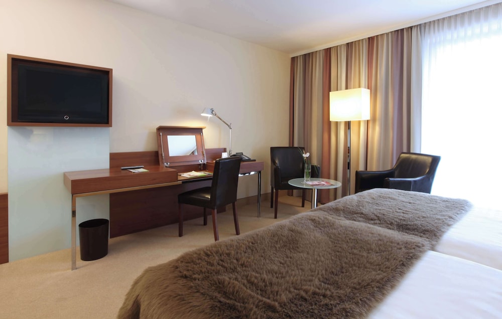 Deluxe Room, 1 King Bed, Accessible (Shower)