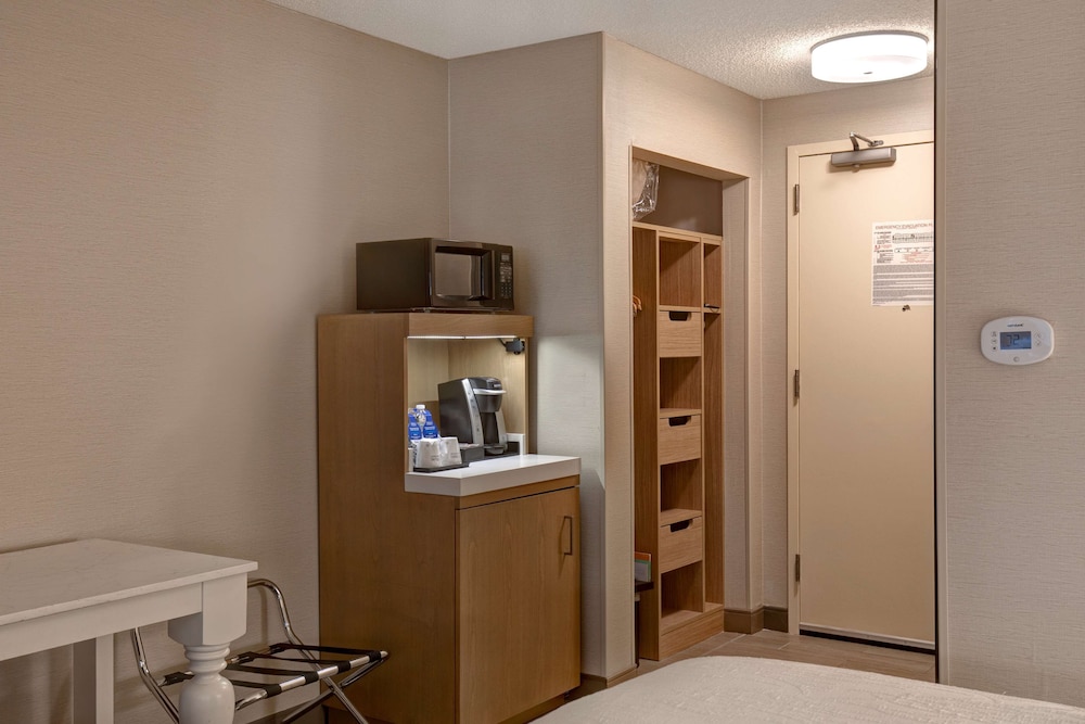 Room, 1 King Bed, Accessible (Hearing) - Photo 4
