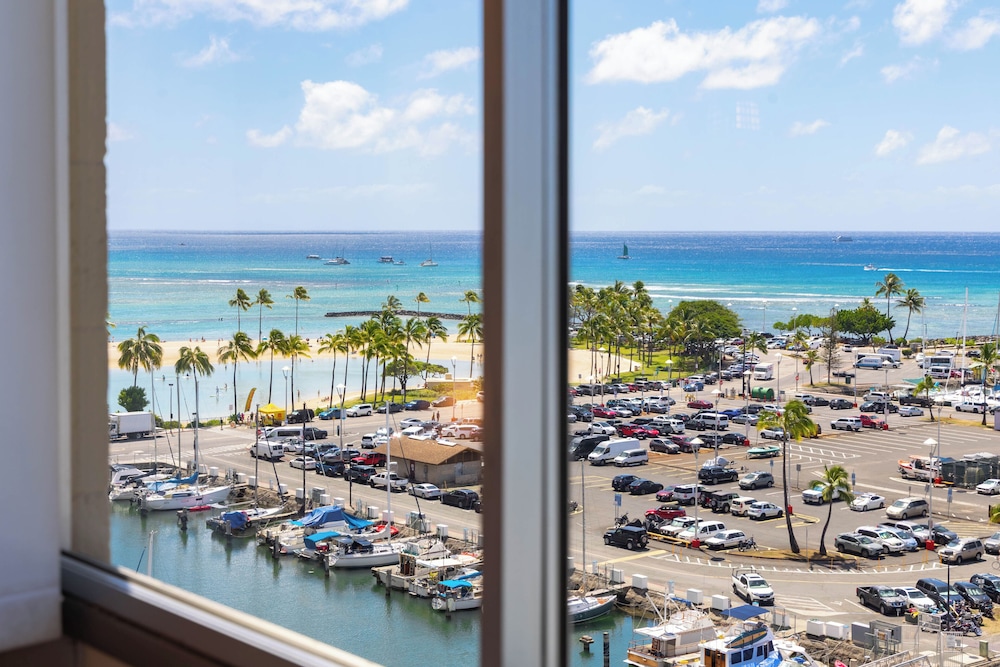 Ocean View 1BR at Ilikai Marina: Apartment, 1 Bedroom, Ocean View (0187) photo