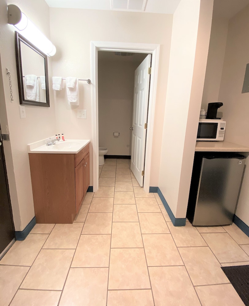 Deluxe Studio, 2 Queen Beds, Non Smoking (Efficiency) - Photo 4