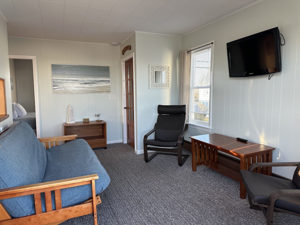 Apartment #7 - 2 bedrooms, full kitchen, private deck w/partial ocean view