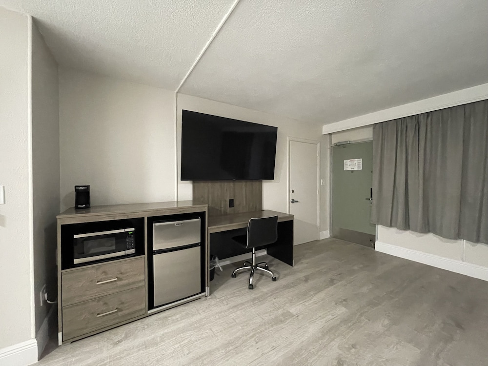Suite, 1 King Bed, Non Smoking, Hot Tub - Photo 3