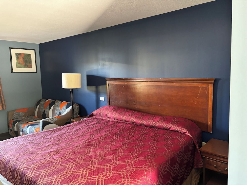Standard Room, 1 King Bed, Smoking, Hot Tub