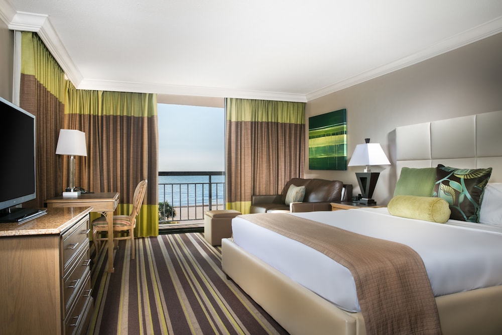 Deluxe Room, 1 King Bed, Corner photo 3