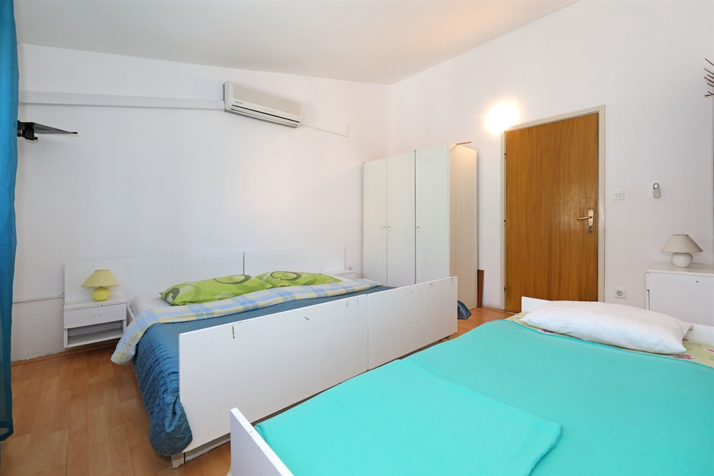 Room (S3)